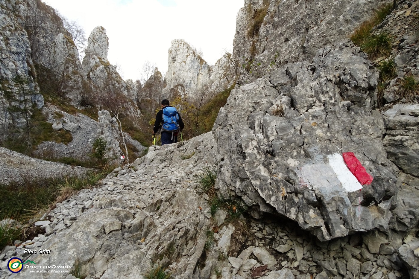 23 Passiamo nel labirinto tra roccioni.JPG